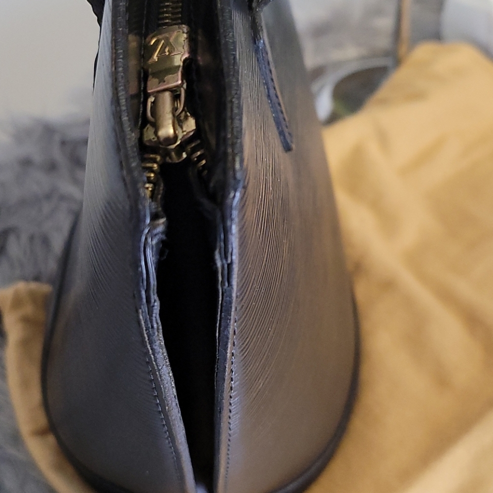 LV Black epi St. Jacques shoulder bag - Picture 16 of 17